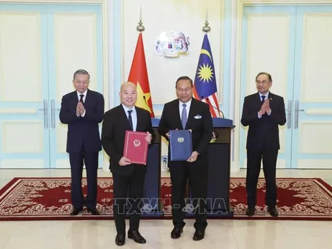Tổng Bí thư Tô Lâm và Thủ tướng Malaysia chứng kiến trao đổi các văn kiện hợp tác giữa 2 nước