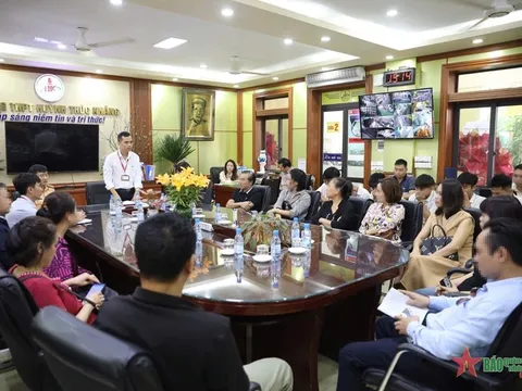 Vụ học sinh "đầu trần" điều khiển mô tô ở Hà Nội: Lập biên bản xử phạt phụ huynh