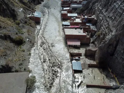 Mưa lớn ở Bolivia gây lụt lội ở La Paz, nhiều nhà cửa bị hư hại
