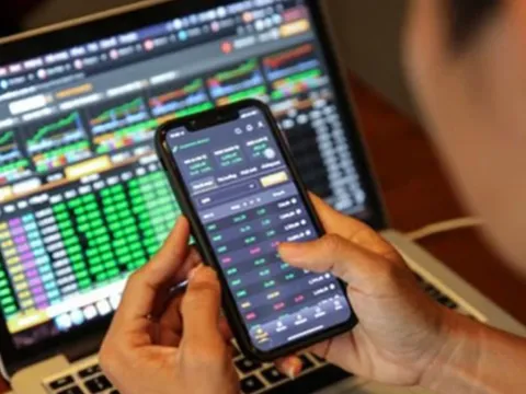 Cổ phiếu ngân hàng, bất động sản khởi sắc, VN-Index tăng tiếp hơn 7 điểm