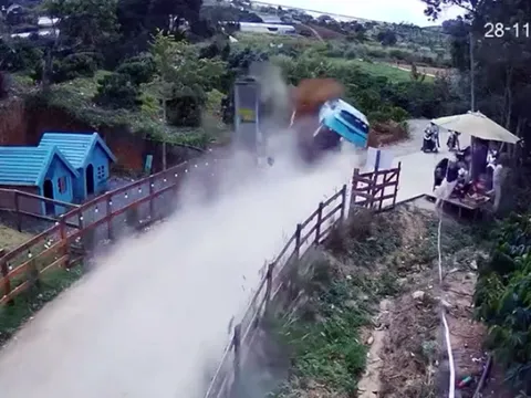 Taxi bất ngờ lao nhanh rồi lật nhào làm 1 người chết, 3 người bị thương tại Đà Lạt