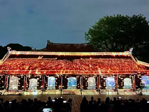 Ra mắt sản phẩm mới trong tour đêm tại Văn Miếu-Quốc Tử Giám