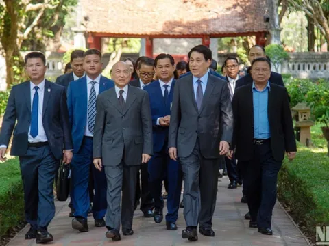 Chủ tịch nước Lương Cường và Quốc vương Campuchia thưởng trà tại Văn Miếu-Quốc Tử giám