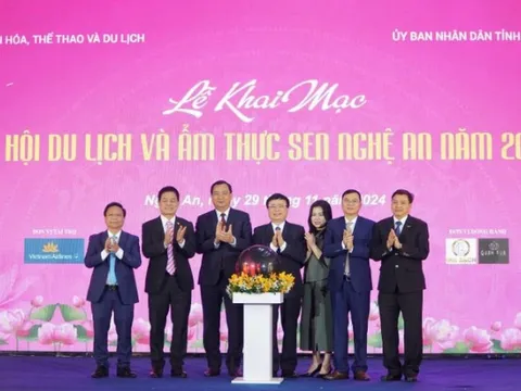 Nhà thờ Đức Bà Paris trở lại với vẻ đẹp lộng lẫy, uy nghiêm sau khi bị cháy