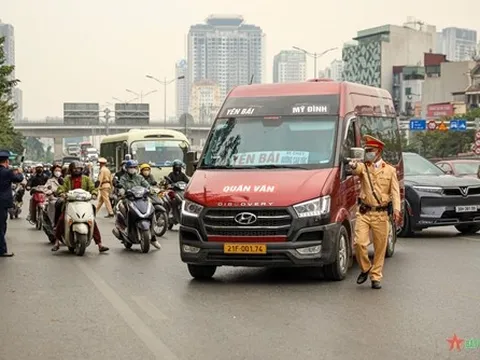 Cảnh sát giao thông bí mật ghi hình ô tô khách hợp đồng trá hình, xe limousine vi phạm