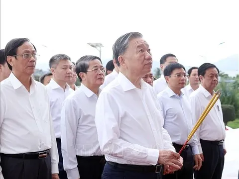 Tổng Bí thư Tô Lâm dâng hương tại Nghĩa trang Liệt sĩ tỉnh Ninh Thuận