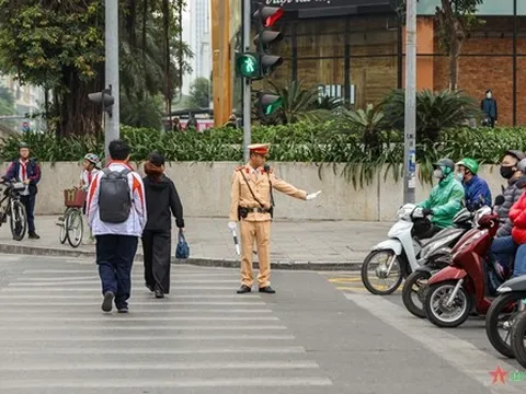 Cảnh sát giao thông ra quân xử lý vi phạm đè vạch, vượt đèn đỏ, dừng đỗ tuỳ tiện