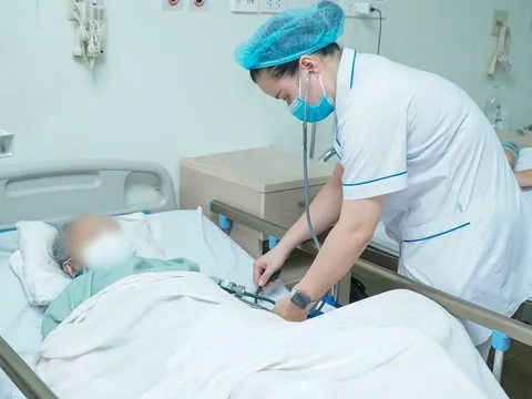 Bệnh viện E: Cấp cứu cụ bà bị thủng dạ dày vì lạm dụng thuốc giảm đau