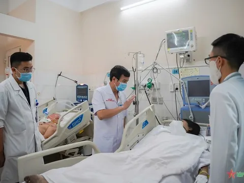Cấp cứu và điều trị nạn nhân của vụ cháy tại quận Tân Bình