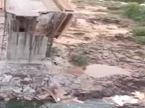 Brazil: Cầu bị sập, ít nhất 1 người thiệt mạng, axit sunfuric tràn ra sông