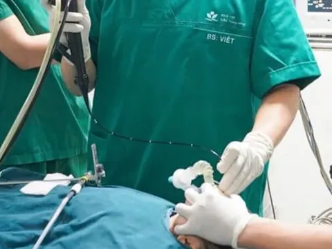 Trẻ hóc dị vật đường thở, bác sĩ chỉ ra sai lầm trong sơ cứu