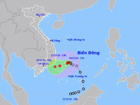 Bão số 10 di chuyển chậm, bắt đầu suy yếu
