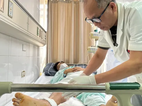 Cứu sống người bệnh đứt lìa cổ chân do máy cắt cỏ
