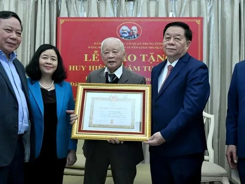 Trao Huy hiệu 65 năm tuổi Đảng tặng nguyên Ủy viên Bộ Chính trị Lê Xuân Tùng
