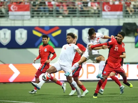 Đội tuyển Việt Nam thắng kịch tính 2-0 Singapore