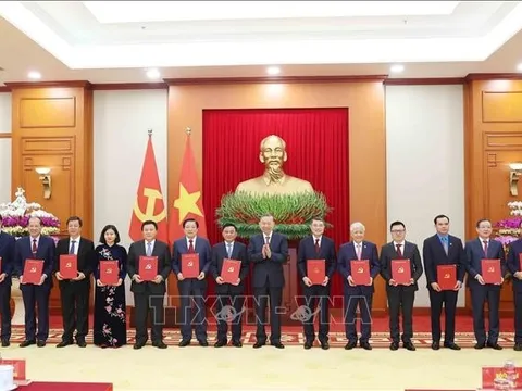 Tổng Bí thư Tô Lâm trao Quyết định về chức năng, nhiệm vụ của 13 cơ quan ban Đảng, đơn vị ở Trung ương
