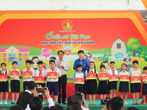 Trao 50 suất học bổng "Tiếp sức cho em đến trường" và hàng nghìn phần quà tặng thiếu nhi