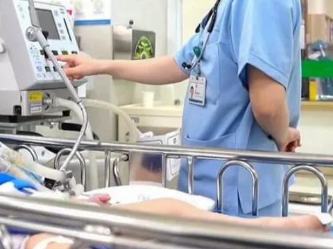 Trẻ nguy kịch do dây mũ áo mắc vào cầu trượt, bác sĩ cảnh báo cách phòng tránh tai nạn