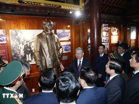 Tổng Bí thư Tô Lâm dâng hương tưởng niệm Chủ tịch Hồ Chí Minh tại Nghệ An