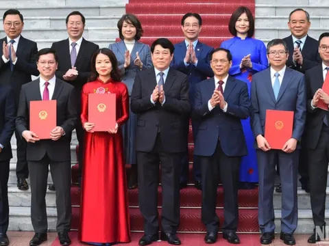 Chủ tịch nước Lương Cường trao quyết định phong hàm Đại sứ
