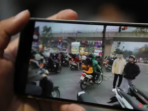 Nhiều người ở Hà Nội bị phạt nặng vì đi xe máy trên vỉa hè