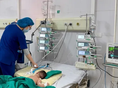 Bệnh nhi khổ sở vì biến chứng của bệnh sởi