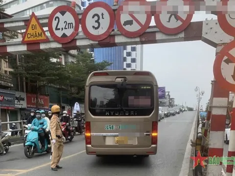 Xử lý tài xế điều khiển xe khách đi lên cầu vượt Tây Sơn