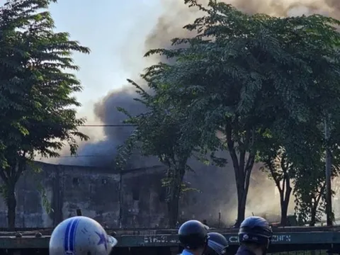 TP Hồ Chí Minh: Cháy kho vải cạnh Quốc lộ 1A