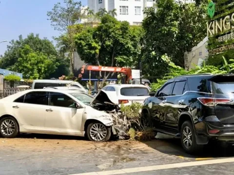 TP Hồ Chí Minh: Ô tô đâm liên hoàn nhiều xe rồi lao vào chung cư
