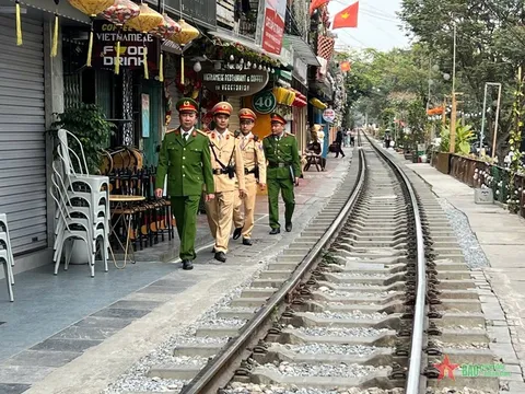 Hướng dẫn an toàn giao thông đường sắt cho các hộ kinh doanh cà phê "đường tàu"
