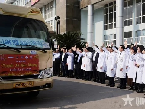 Bệnh viện K: Bệnh nhân ung thư xúc động rời Bệnh viện K trên chuyến xe miễn phí