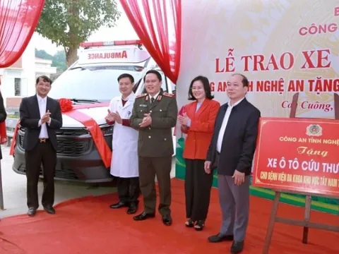 Công an Nghệ An trao tặng xe cứu thương cho nhiều cơ sở y tế