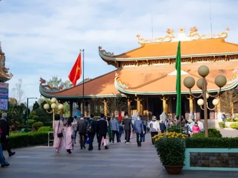Sức hút mạnh mẽ của du lịch với du khách dịp Tết Ất Tỵ 2025