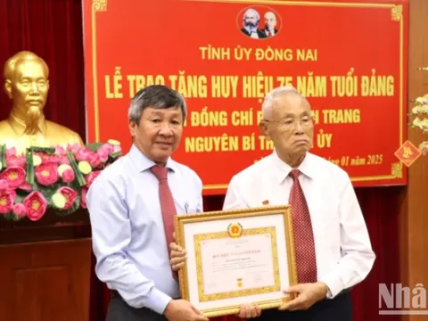 Trao Huy hiệu 75 năm tuổi Đảng cho nguyên Bí thư Tỉnh ủy Đồng Nai Phan Văn Trang