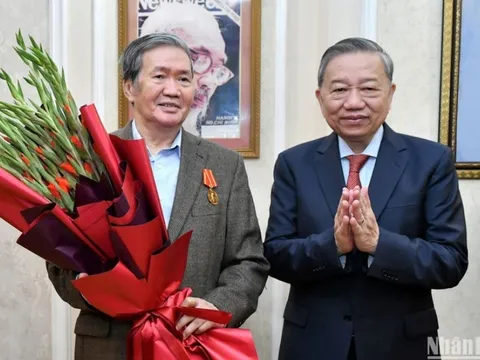 Tổng Bí thư Tô Lâm trao Huân chương Hồ Chí Minh tặng đồng chí Đinh Thế Huynh
