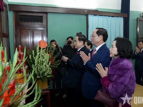 Chủ tịch Quốc hội Trần Thanh Mẫn dâng hương tưởng nhớ Chủ tịch Hồ Chí Minh tại Nhà 67
