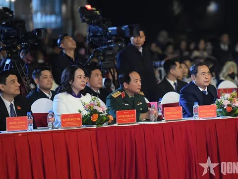 Chủ tịch Quốc hội Trần Thanh Mẫn dự Chương trình nghệ thuật đặc biệt "95 năm-Ánh sáng soi đường"