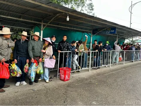 Hàng nghìn du khách đổ về chùa Hương Tích ngày khai hội