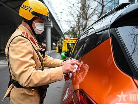 Xử lý hàng loạt tài xế ô tô dừng đỗ xe sai quy định