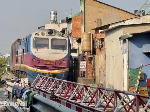Tàu hỏa phải dừng gần 1 giờ do tai nạn tại nút giao đường sắt
