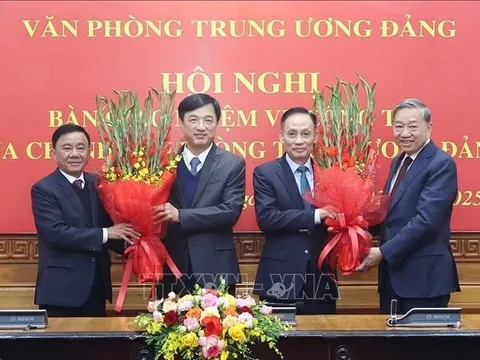 Tổng Bí thư dự Hội nghị bàn giao nhiệm vụ của Chánh Văn phòng Trung ương Đảng