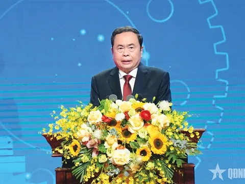 Chủ tịch Quốc hội Trần Thanh Mẫn dự Hội nghị toàn quốc biểu dương công nhân lao động tiêu biểu là đảng viên