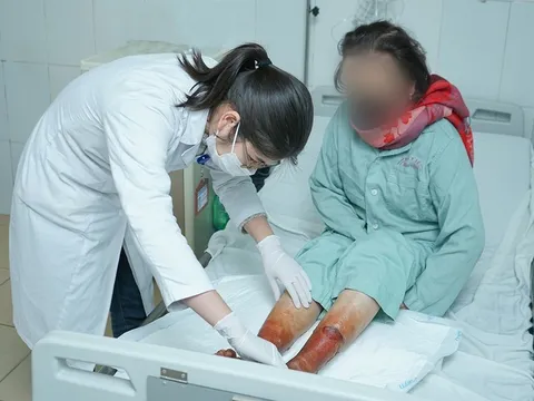 Tổn thương nghiêm trọng do ngâm chân bằng bột lá không rõ nguồn gốc