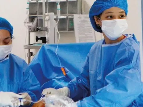 Phẫu thuật laser quang đông cứu thai nhi mắc hội chứng truyền máu giai đoạn IV