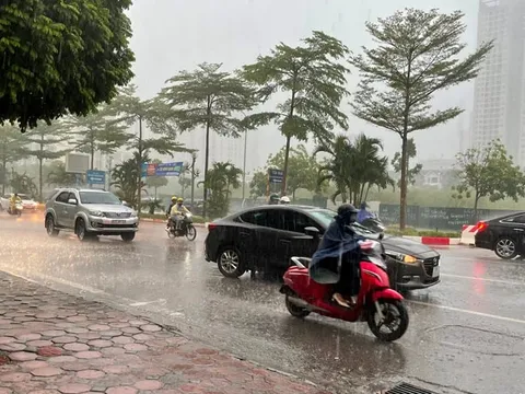 Cảnh báo mưa lớn cục bộ, gió giật mạnh ở khu vực nội thành Hà Nội