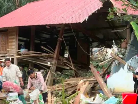 Sạt lở đá ở thượng du Thanh Hóa khiến một nhà dân hư hỏng nặng
