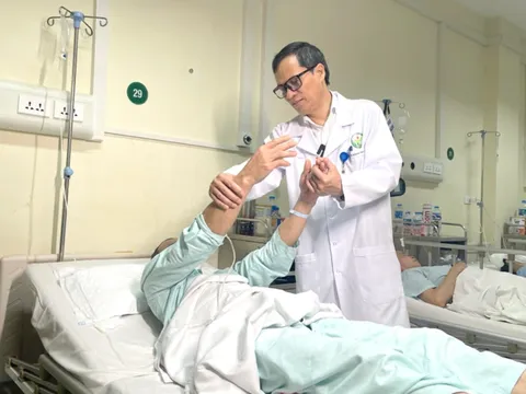 Lần đầu tiên phẫu thuật nội soi trên cung mày cắt bỏ khối u ở tầng trước nền sọ