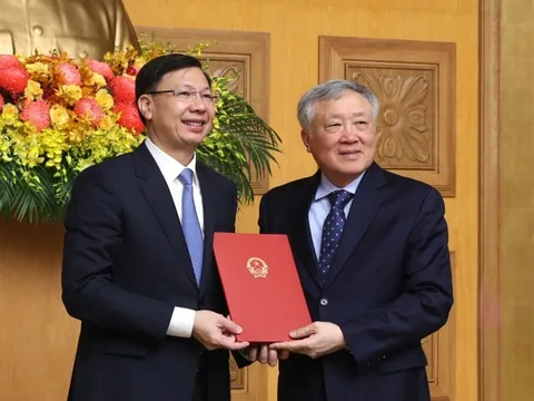 Phó Thủ tướng Thường trực Nguyễn Hòa Bình trao Quyết định bổ nhiệm tân Phó Chủ nhiệm VPCP