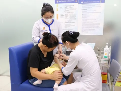 Tiêm vaccine phòng bệnh tiêu chảy cấp ở trẻ em