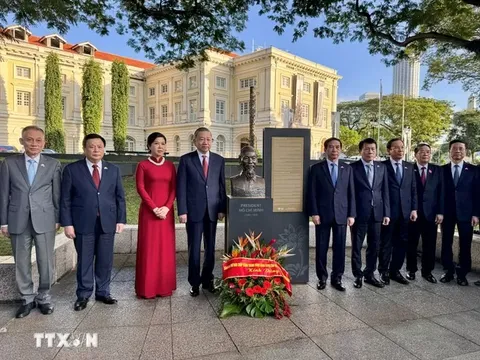 Tổng Bí thư Tô Lâm dâng hoa tưởng niệm Bác Hồ tại Bảo tàng Văn minh châu Á, Singapore